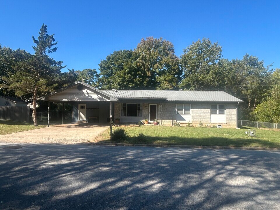 1655 N Ramsey Ave in Fayetteville, AR - Building Photo