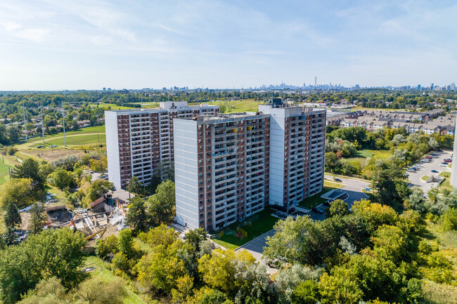 100 Prudential Dr in Toronto, ON - Building Photo - Building Photo