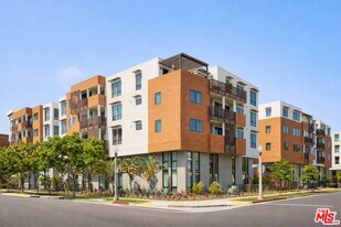 6030 S Seabluff Dr in Los Angeles, CA - Building Photo