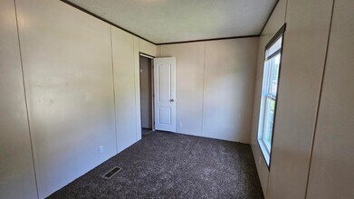 2204 E Lockwood St in Wichita, KS - Building Photo - Building Photo