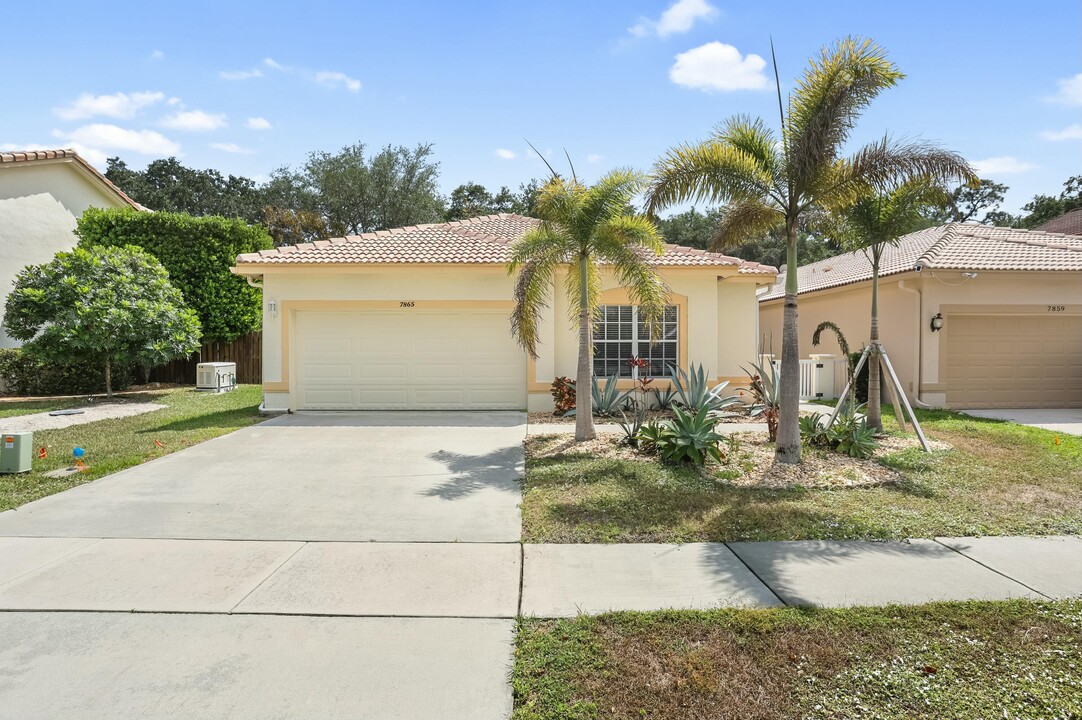 7865 Colony Lake Dr in Boynton Beach, FL - Building Photo