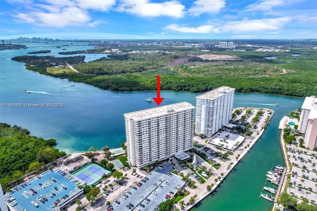 300 Bayview Dr, Unit 17 in Sunny Isles Beach, FL - Building Photo