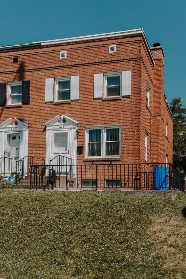 2442 Brookwood St in Harrisburg, PA - Foto de edificio - Building Photo