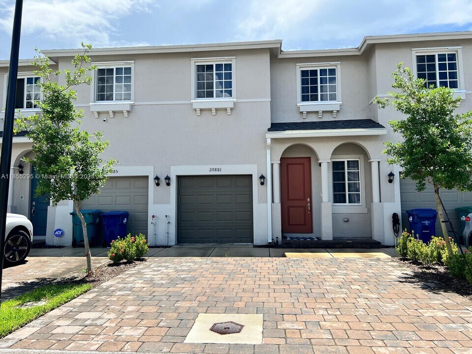 20881 NW 9th Path in Miami Gardens, FL - Building Photo