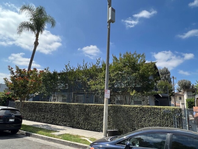 4004 Palmwood Drive in Los Angeles, CA - Building Photo - Building Photo