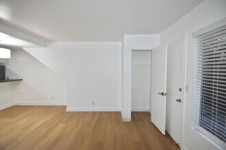 12015 Burbank Blvd, Unit 02 in Los Angeles, CA - Foto de edificio - Building Photo