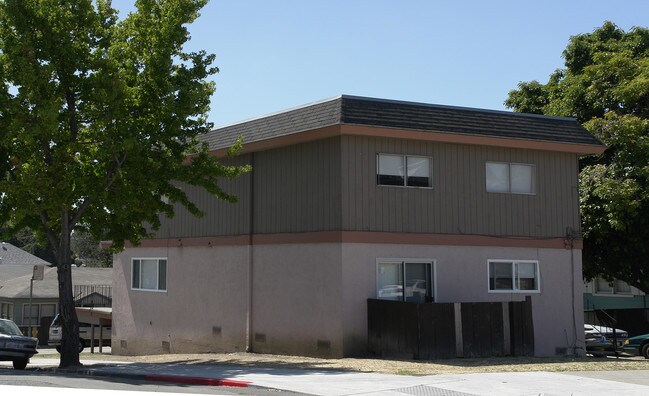1305 E 25th St in Oakland, CA - Foto de edificio - Building Photo