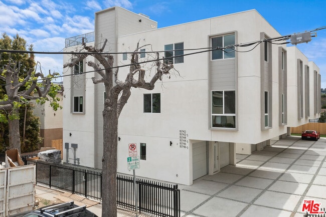 10742 Hortense St in Los Angeles, CA - Building Photo - Building Photo