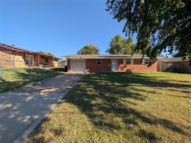 1404 Heather Ln in Moore, OK - Building Photo - Building Photo