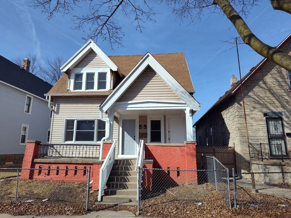 2545 N 21st St in Milwaukee, WI - Building Photo