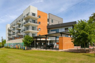 Burnet 64 in Austin, TX - Foto de edificio - Building Photo