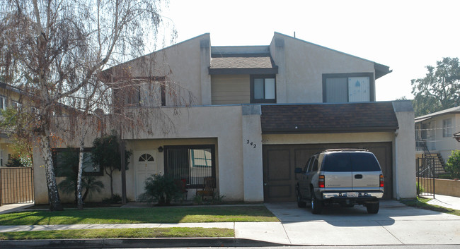 242 W Center St in Covina, CA - Foto de edificio - Building Photo