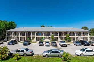 4240 Gulfstream Dr in Naples, FL - Foto de edificio - Building Photo