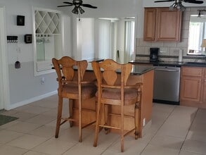2447 NE Sharp St in Jensen Beach, FL - Foto de edificio - Building Photo