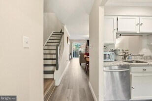 2964 Kings Station Ct in Alexandria, VA - Building Photo