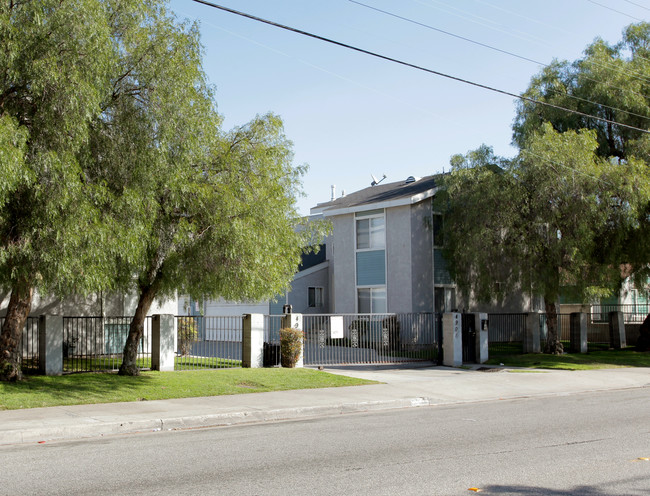 4901 Clara St in Cudahy, CA - Foto de edificio - Building Photo