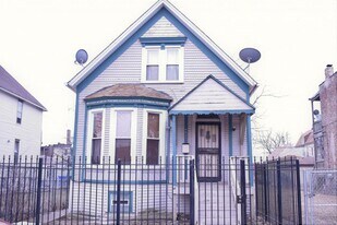 4835 W Congress Pkwy in Chicago, IL - Building Photo