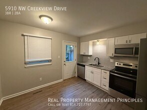 5910 Creek View Dr in Kansas City, MO - Building Photo - Building Photo