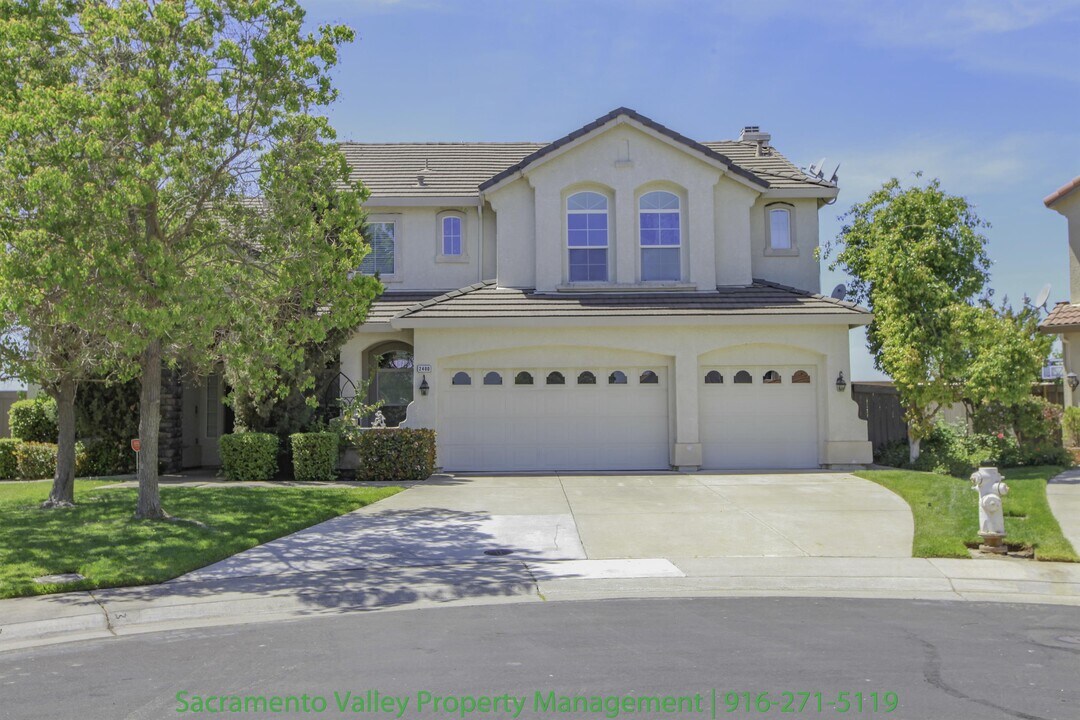 2400 Snowy Egret Ct in Elk Grove, CA - Building Photo