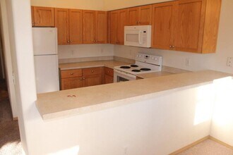 1990 SE Chokeberry Ave-Unit -Unit B in Warrenton, OR - Building Photo - Building Photo