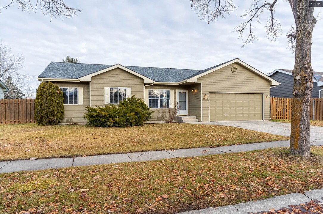 2209 Teal Dr in Kalispell, MT - Building Photo