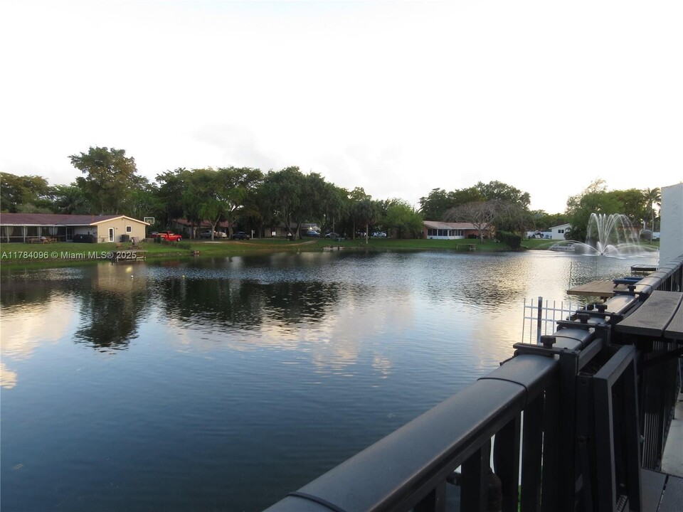 6904 Holly Rd in Miami Lakes, FL - Foto de edificio