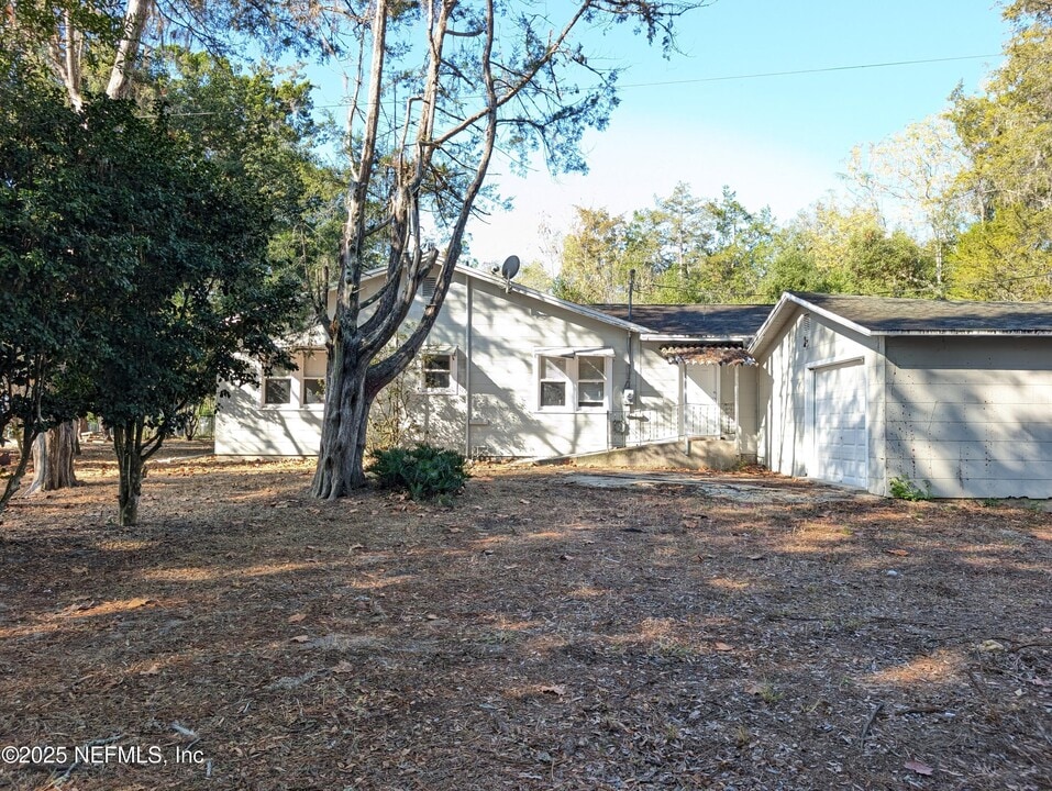 220 2nd Way in Interlachen, FL - Building Photo