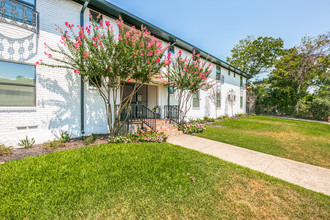 Tesoro Bonita in Dallas, TX - Foto de edificio - Building Photo