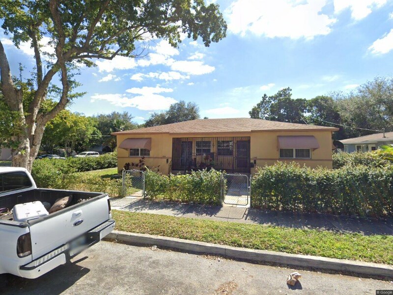 1000 NW 52nd St in Miami, FL - Foto de edificio