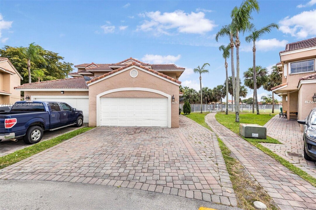 8252 NW 191st Ln in Hialeah, FL - Building Photo