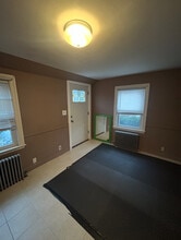 632 W Roxbury Pky, Unit 1 in Boston, MA - Foto de edificio - Building Photo