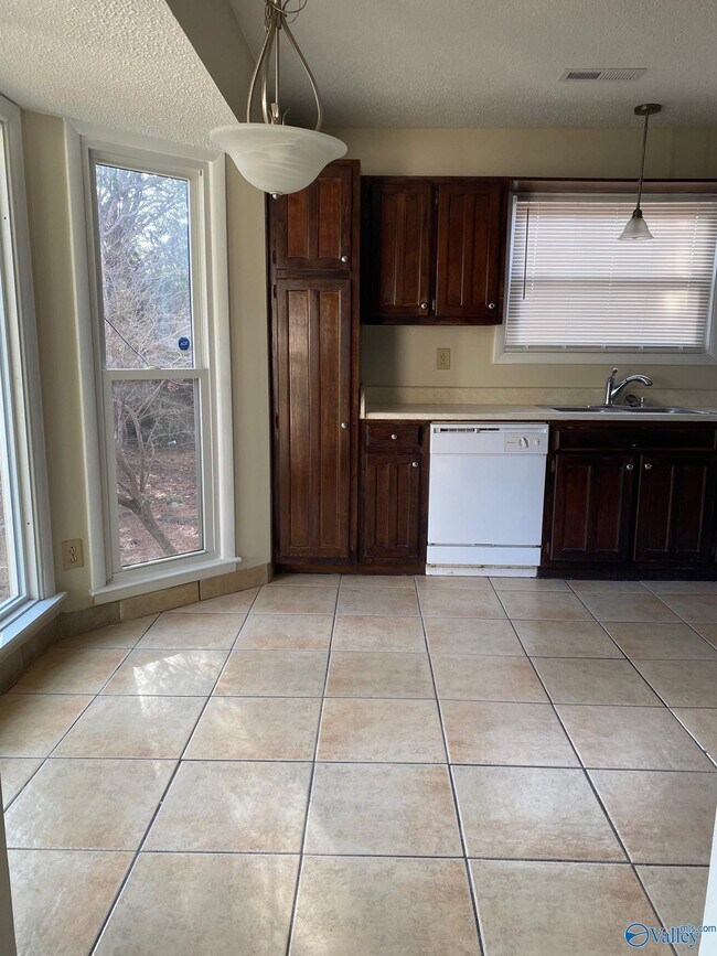 1105 Sandy Springs Rd NW in Huntsville, AL - Building Photo - Building Photo