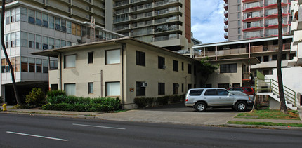 2311 Ala Wai Blvd in Honolulu, HI - Building Photo - Building Photo