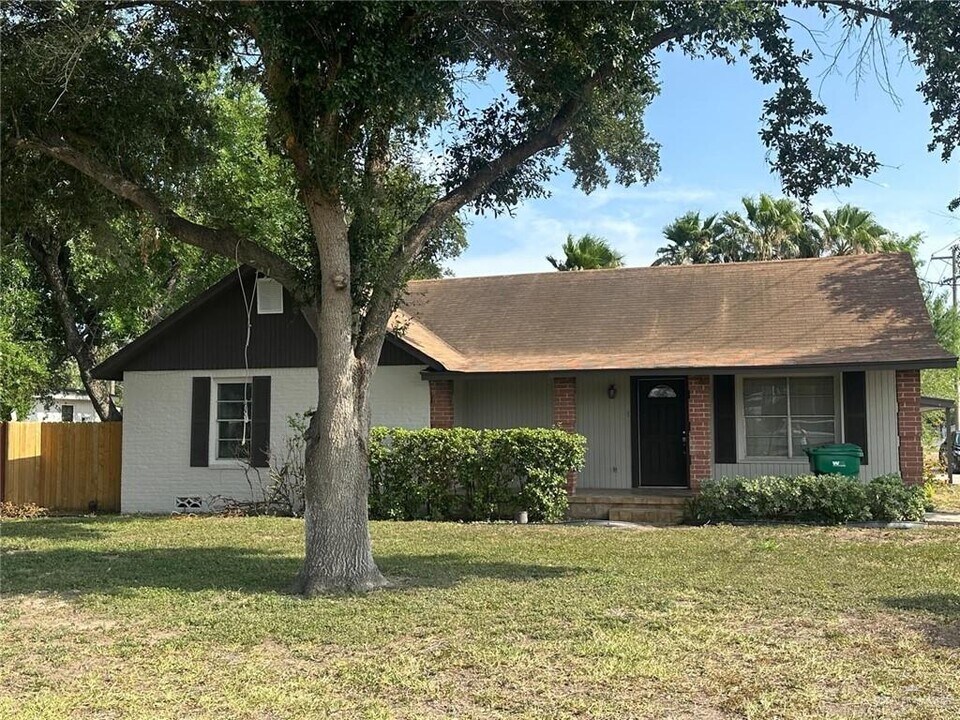 700 E Sam Houston Blvd in Pharr, TX - Building Photo