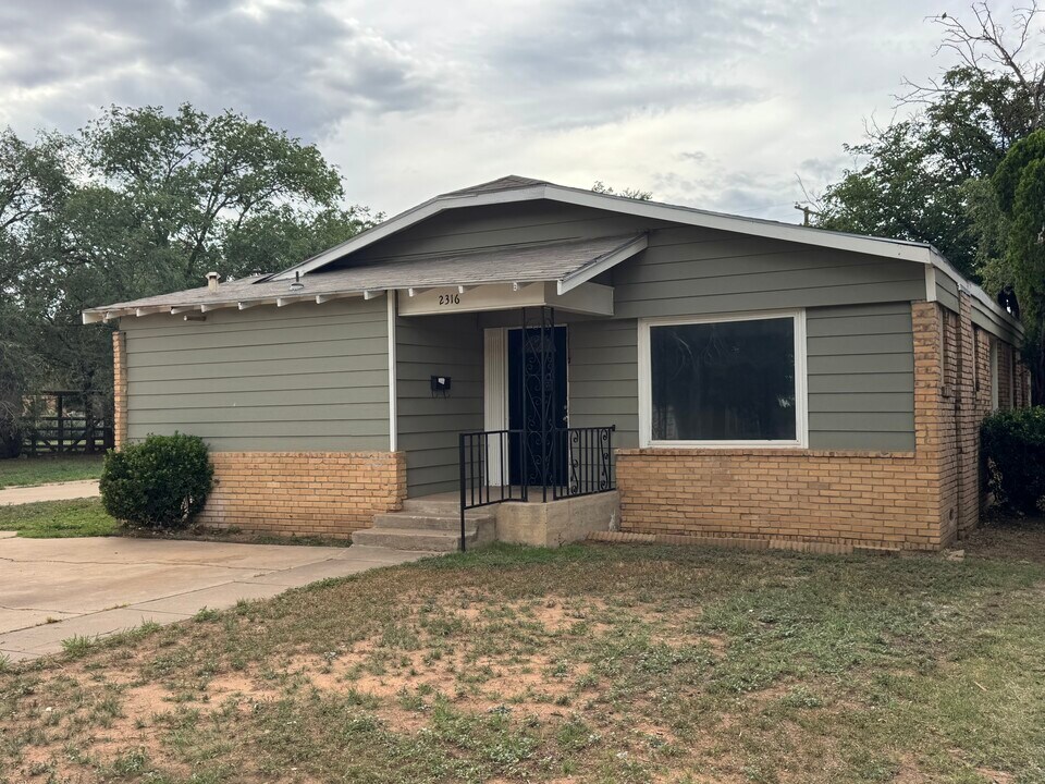 2316 21st St in Lubbock, TX - Building Photo