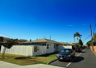 1933 Wallace Ave in Costa Mesa, CA - Foto de edificio - Building Photo