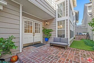13082 Mindanao Way in Marina Del Rey, CA - Building Photo - Building Photo