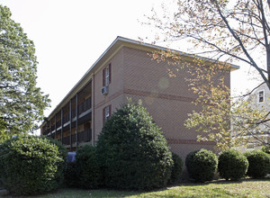 Pine Oak Apartments in Richmond, VA - Building Photo - Building Photo