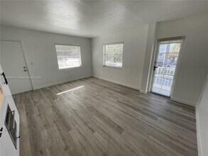 323 Washington Ave in Miami Beach, FL - Building Photo - Building Photo