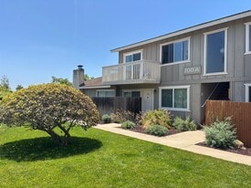 700 Regal Rd in Encinitas, CA - Building Photo