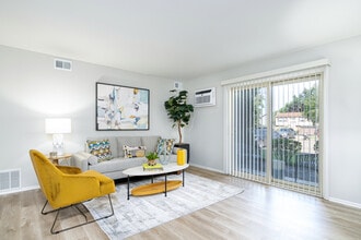 The Greenway at Carol Stream in Carol Stream, IL - Building Photo - Interior Photo