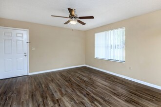 Whispering Oaks Apartments in Orange City, FL - Building Photo - Building Photo