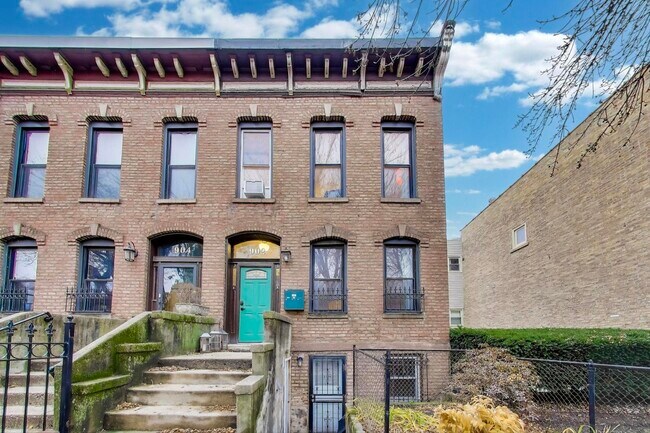 property at 902 S Claremont Ave