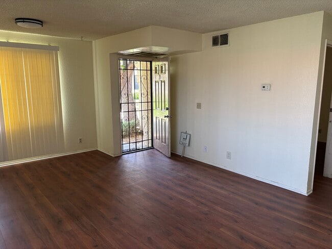 2554 Olive Dr, Unit 34 in Palmdale, CA - Building Photo - Building Photo