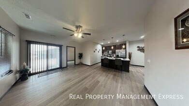 Spacious 3 Bed 2 Bath Townhome in Sioux Falls, SD - Foto de edificio - Building Photo