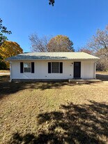 4023 Hawthorne St in Milan, TN - Building Photo