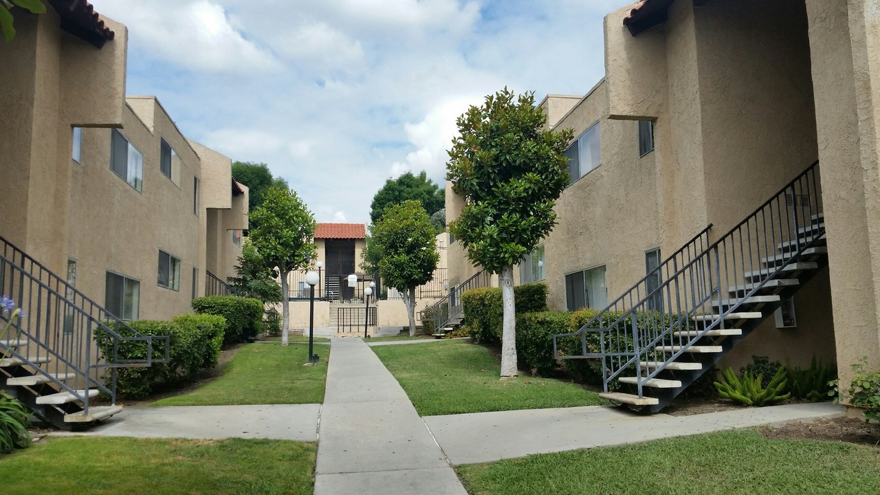 Monte Vista Manor Apartments in La Habra, CA - Building Photo