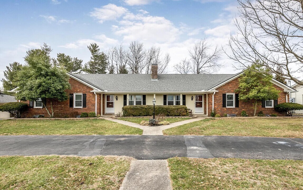 305 Lakeshore Dr in Lexington, KY - Building Photo