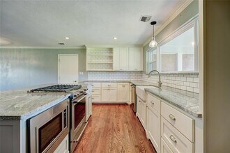 2756 NW Grand Blvd in Oklahoma City, OK - Foto de edificio - Building Photo