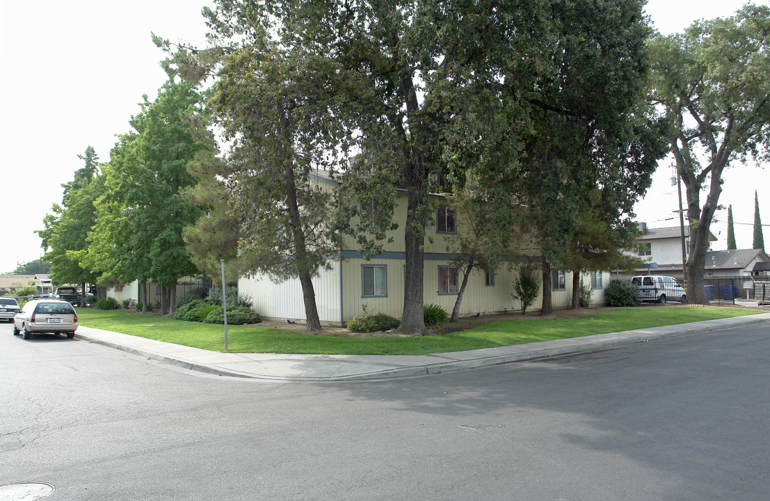 705-725 Sunset Ave in Reedley, CA - Building Photo